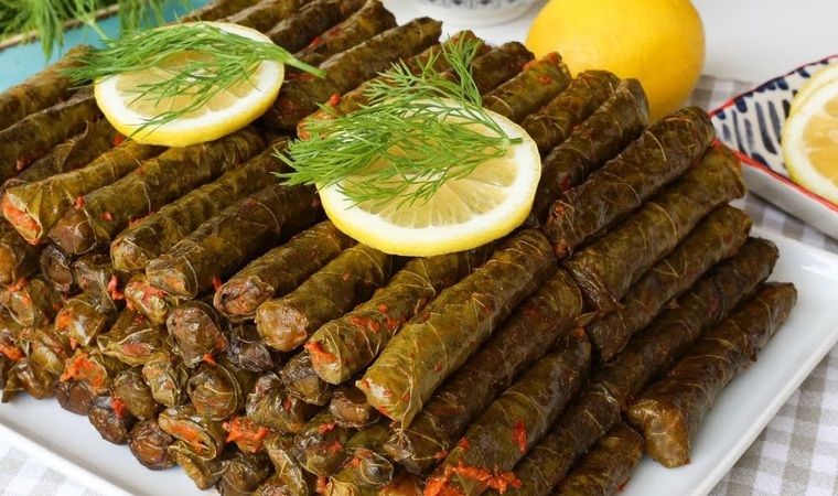 Anne usulü yaprak sarması.. Kararmıyor ve dağılmıyor. Sırrı ise çok basit 1